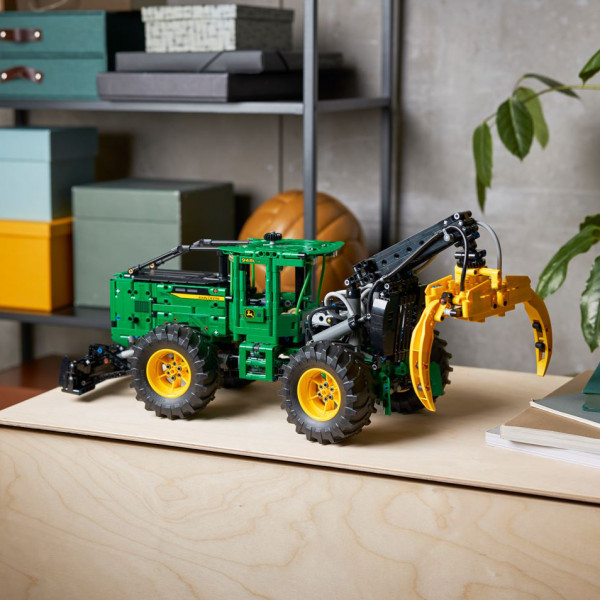 LEGO® Technic John Deere 948L-II Skidder