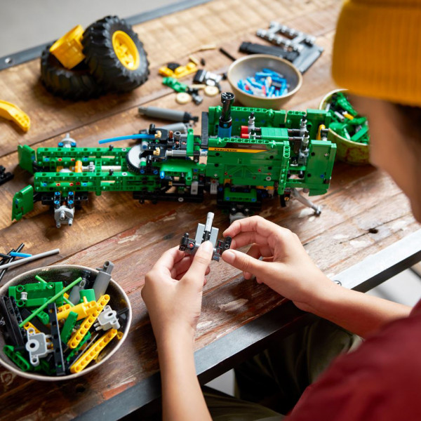 LEGO® Technic John Deere 948L-II Skidder