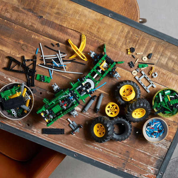 LEGO® Technic John Deere 948L-II Skidder