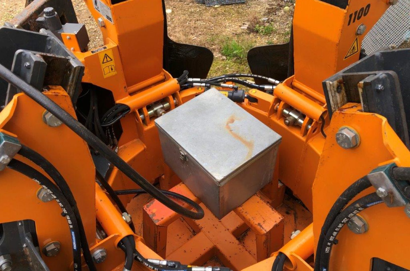 1100 TREE SPADE Ben Burgess