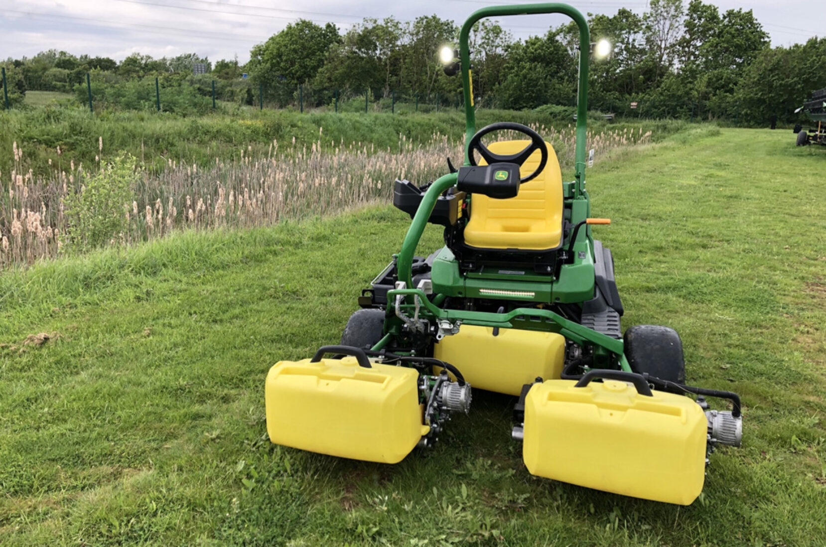 2700 E-CUT TRIPLEX MOWER - Ben Burgess